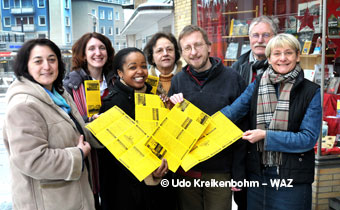 Die Teilnehmer des Pressegesprächs am 25. Januar 2010 vor der Buchhandlung Lehmkul
