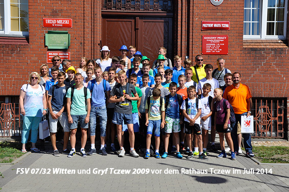 Gruppen des FSV Witten und des Gryf Tczew vor dem Rathaus in Tczew im Juli 2014