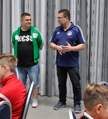 Zwei aus den Begleitteams, die sich verstehen