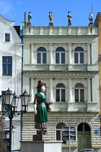 Tczew Jahreszeitenfiguren und Frau Frühling