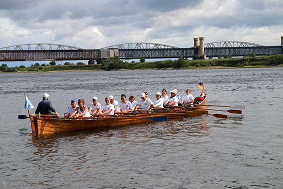Das Kirchboot des Rudervereins Rüdersdorf legt ab.w