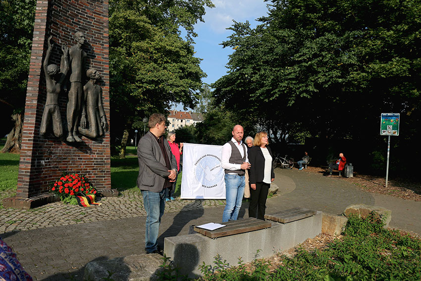 Kranzniederlegung und Gedenken am Mahnmal im Lutherpark