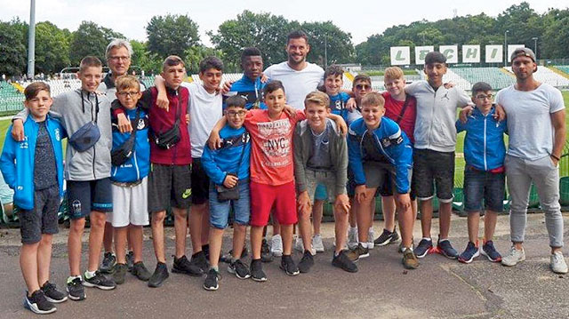 Die U15-Junioren des FSV Witten mit Trainer Peter Avermann-Kaufmann und Zlatan Alomerovic