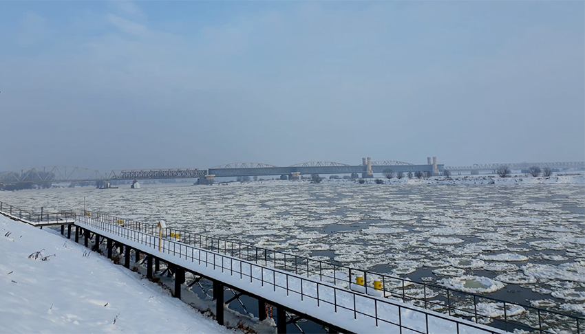 Blick auf die Weichsel mit den Weichselbrücken im Januar 2021