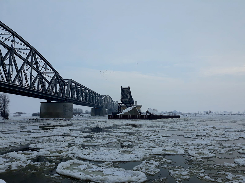 Blick auf die demontierte alte Weichselbrücke im Januar 2021