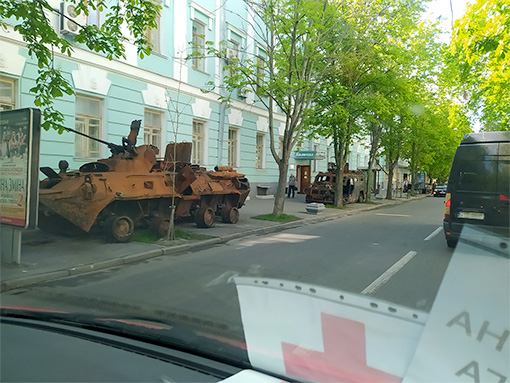 Frühling in Kiew. Zwei Seiten der Straße. Zwei Klein?trans?porter auf dem Weg nach Butscha.
