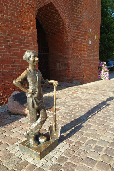 Denkmal für einen Bäckerjungen, der die Stadt vor der Besetzzung durch die Deutschen Ritter warnte.
