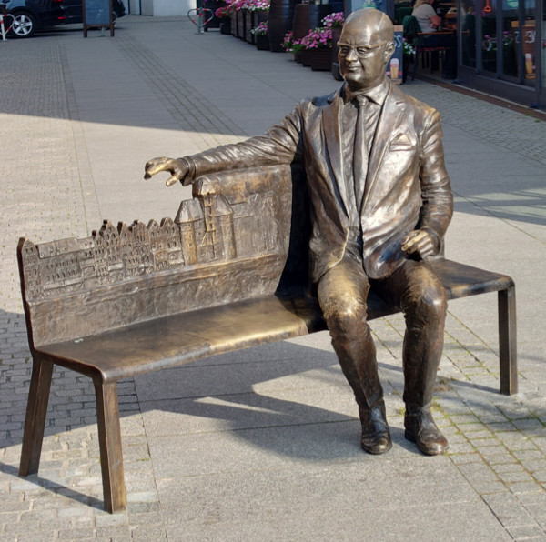 Pawe∏ Bogdan Adamowicz, Denkmal