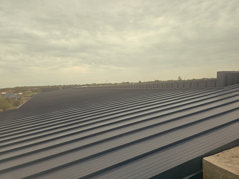 Blick nach Westen über das Blechdach des neuen Gebäudes