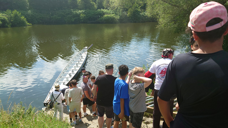 Drachenboot mit Wasser, aber ohne Menschen