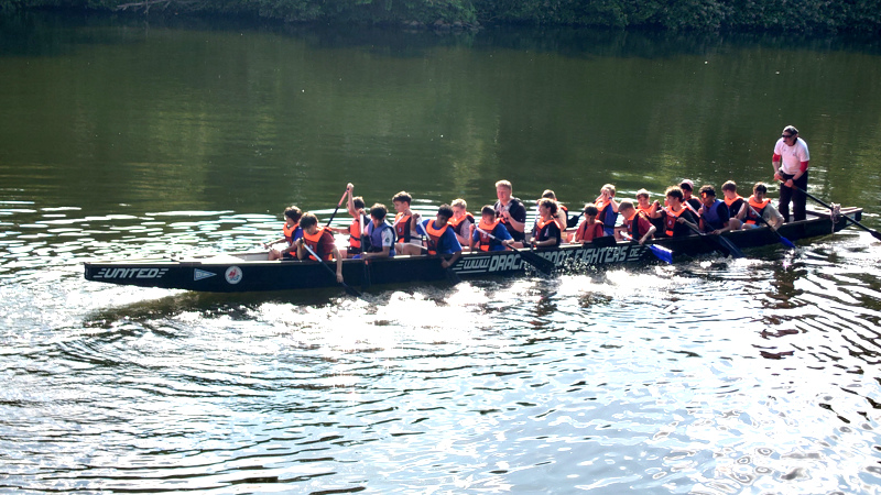 Ein Drachenboot mit Menschen, aber