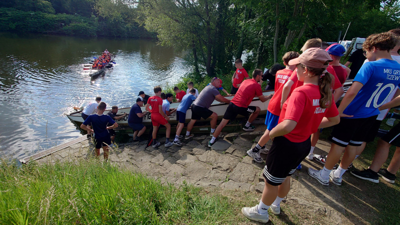 Ein Drachenboot auf dem Weg zurück in den Stall