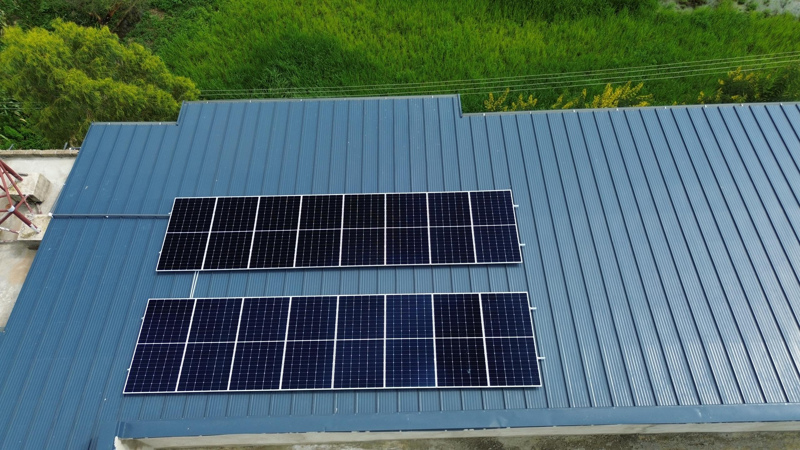 Blick von Norden auf das Dach mit der kleinen Solaranlage