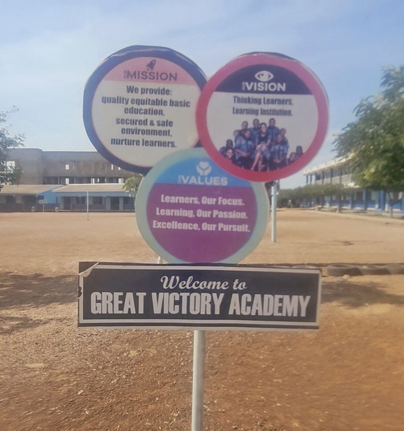 Beim Betreten des Schulgeländes fallen die Werte der Schule auf, das Leitbild dem sie zu folgen versucht