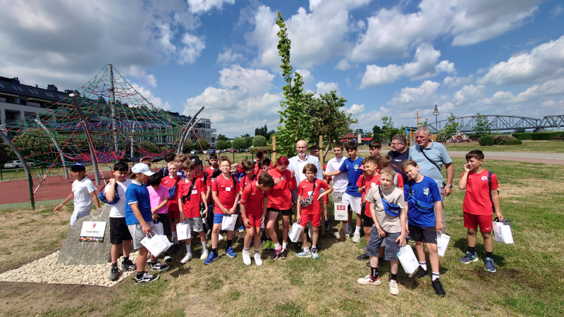 Der erste Baum der Allee der Partnerstädte in Tczew an der Weichsel, Sportler und der Bürgermeister der Stadt Tczew.